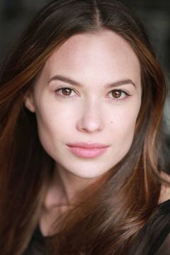 Celina Sinden interpreta Cpt. Katie Kopp