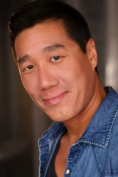 Chester Tam interpreta Deputy Vinson