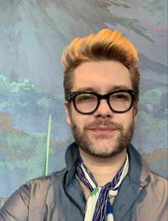Kevin Townley interpreta Young Barry