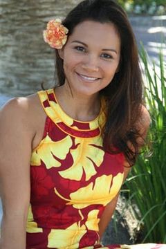 Cyndi Mayo Davis interpreta Island Hotel Clerk