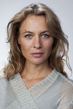 Julia Thurnau interpreta Caro Haffner