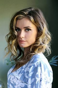 Brianna Brown interpreta Taylor Stappord