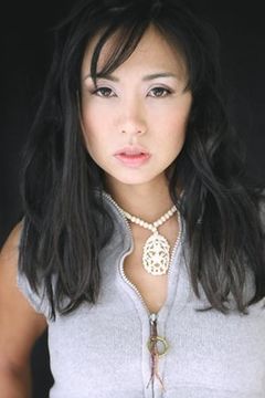 Marie Matiko interpreta Julia Fang