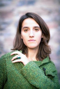 Sandrine Ferraro interpreta Bourgeoise (uncredited)
