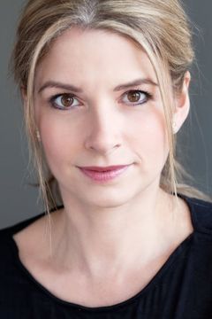 Caroline Sheen interpreta Ensemble Factory Women