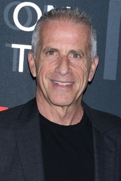Marc Platt interpreta Brother Daniel Pontipee