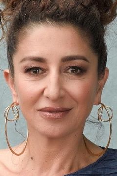 Doris Younane interpreta Moira Doyle