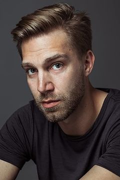 Jarkko Niemi interpreta Young Man (voice)