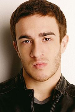 Alex House interpreta Kevin