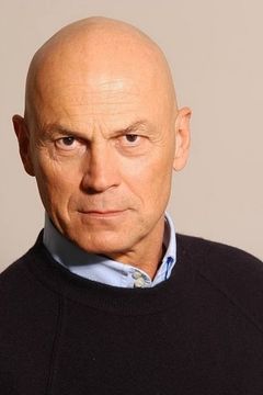 Luca Biagini interpreta Professor Giacomo Adler