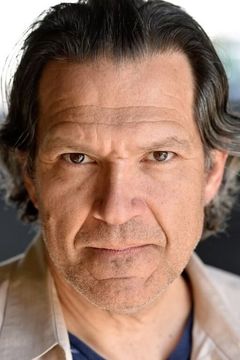 Paul Perri interpreta Harry Hume