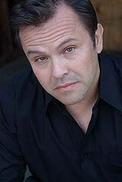 Peter Vouras interpreta Stage Manager