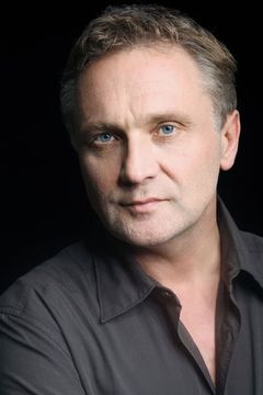 Bernhard Schir interpreta Felix Hauser