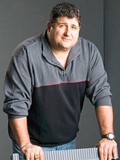 Tony Siragusa interpreta Kostya Novotny