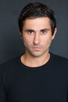 Joe Azzopardi interpreta Roman Thug