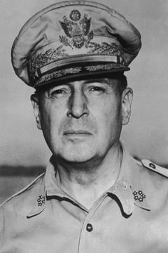 Douglas MacArthur interpreta Self (archive footage)