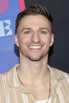 Ryan Michael Carlson interpreta Dancer