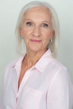 Angela Narth interpreta Old Woman