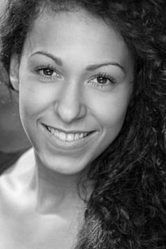 Rhianne Alleyn interpreta Debutante