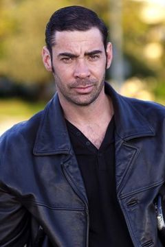 Eddie McGee interpreta Petey
