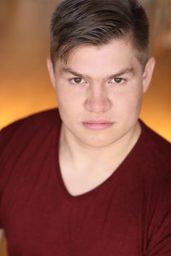 Daniel Jenks interpreta Matthew