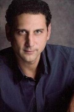 Danny Zorn interpreta Dennis