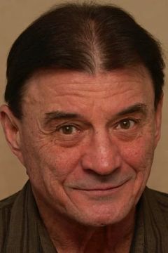 Tony Papenfuss interpreta Dr. Herlihy