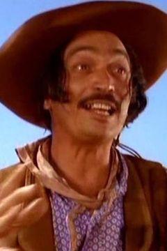 Roberto Contreras interpreta Villager (uncredited)