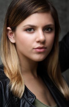 Aria Wallace interpreta Zoe Hamilton