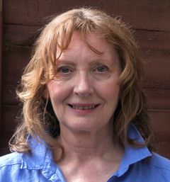 Lorraine Hilton interpreta Mrs. Kirk