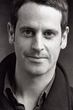 Conor Moloney interpreta Mike