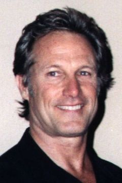 David Allen Brooks interpreta Dick Peterson
