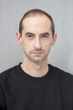 Jamie Bradley interpreta Marquis Du Vasse