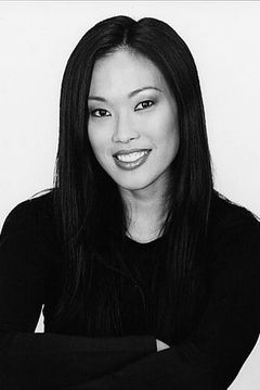 Angela Uyeda interpreta Hinoko