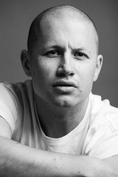 Benjamin Davies interpreta Adolfson