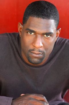 Mirron E. Willis interpreta Aide
