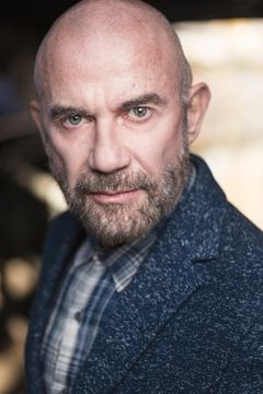 Chris Andrew Mellon interpreta Nasty Headmaster