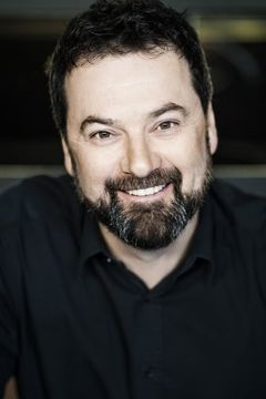 Jeff Boudreault interpreta Immigration officer