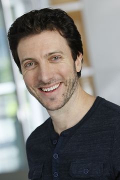 Skyler Caleb interpreta Station Employee (uncredited)