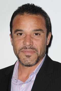 Michael Irby interpreta Scott