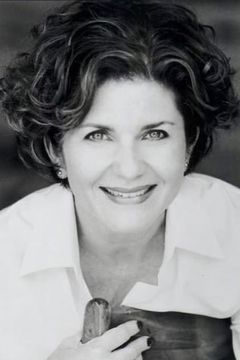 Joan Murphy interpreta Mrs. Hooks