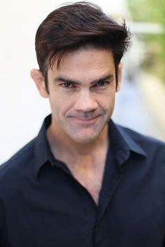 Patrick Mulderrig interpreta Young Cop