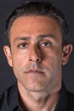 Arash Mokhtar interpreta Minister (uncredited)