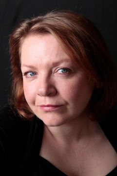 Pauline Lynch interpreta Lizzy