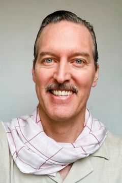 Juan Carlos Ortega interpreta Implant Technician
