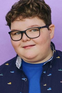 Jake Connelly interpreta Derek