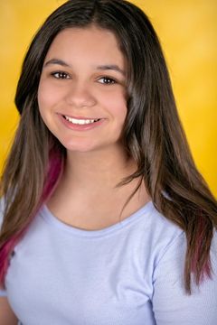 Savannah Renée Rodriguez interpreta Young Girl María