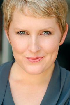 Natalie Joy Johnson interpreta Secretary