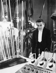 George Rosener interpreta Dr. Hastings at Hotel