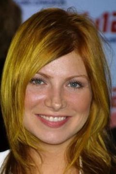 Vitamin C interpreta Guitarist in Crowd Outside Mansion